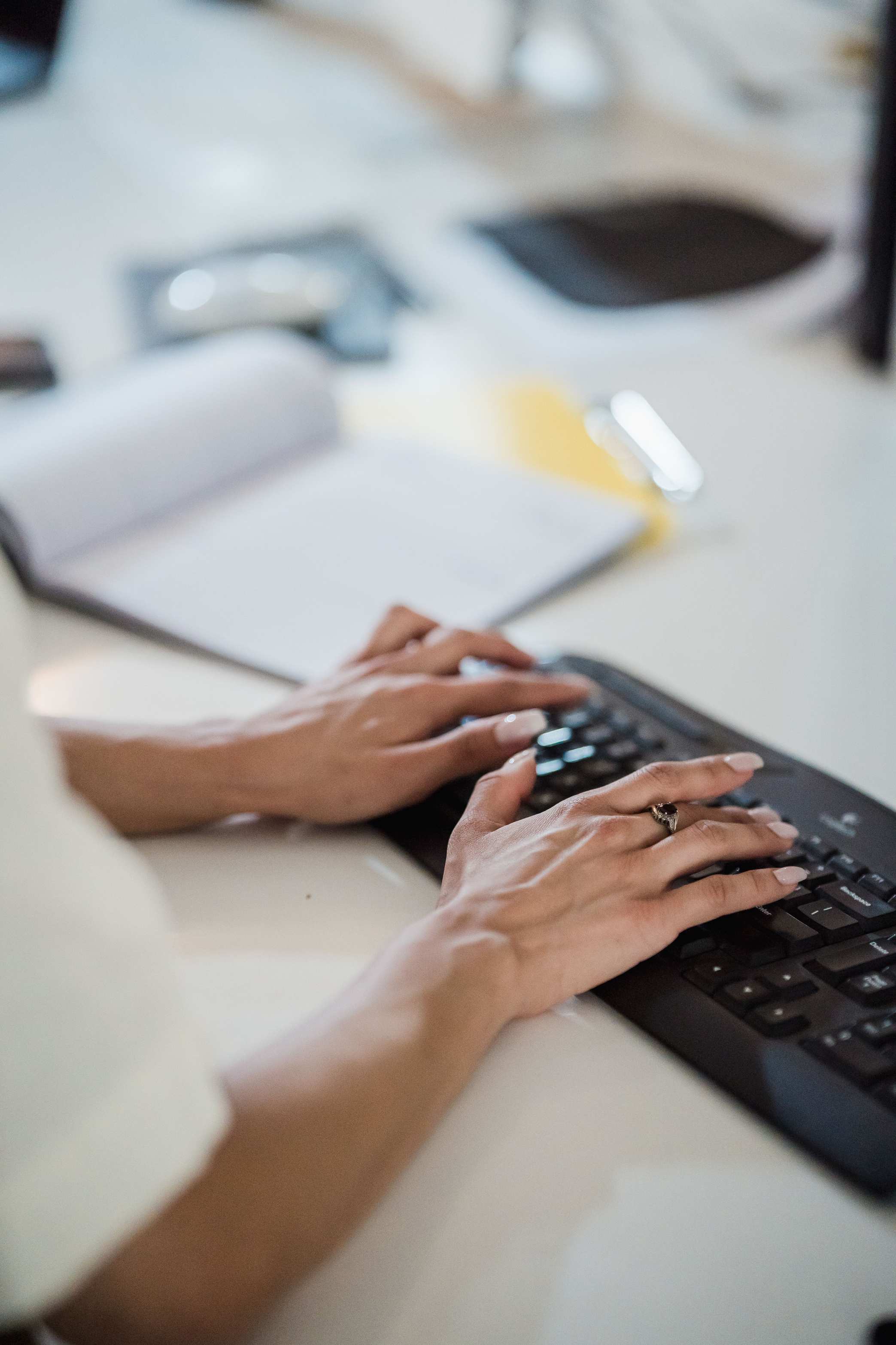 Hände beim Tippen auf einer Tastatur