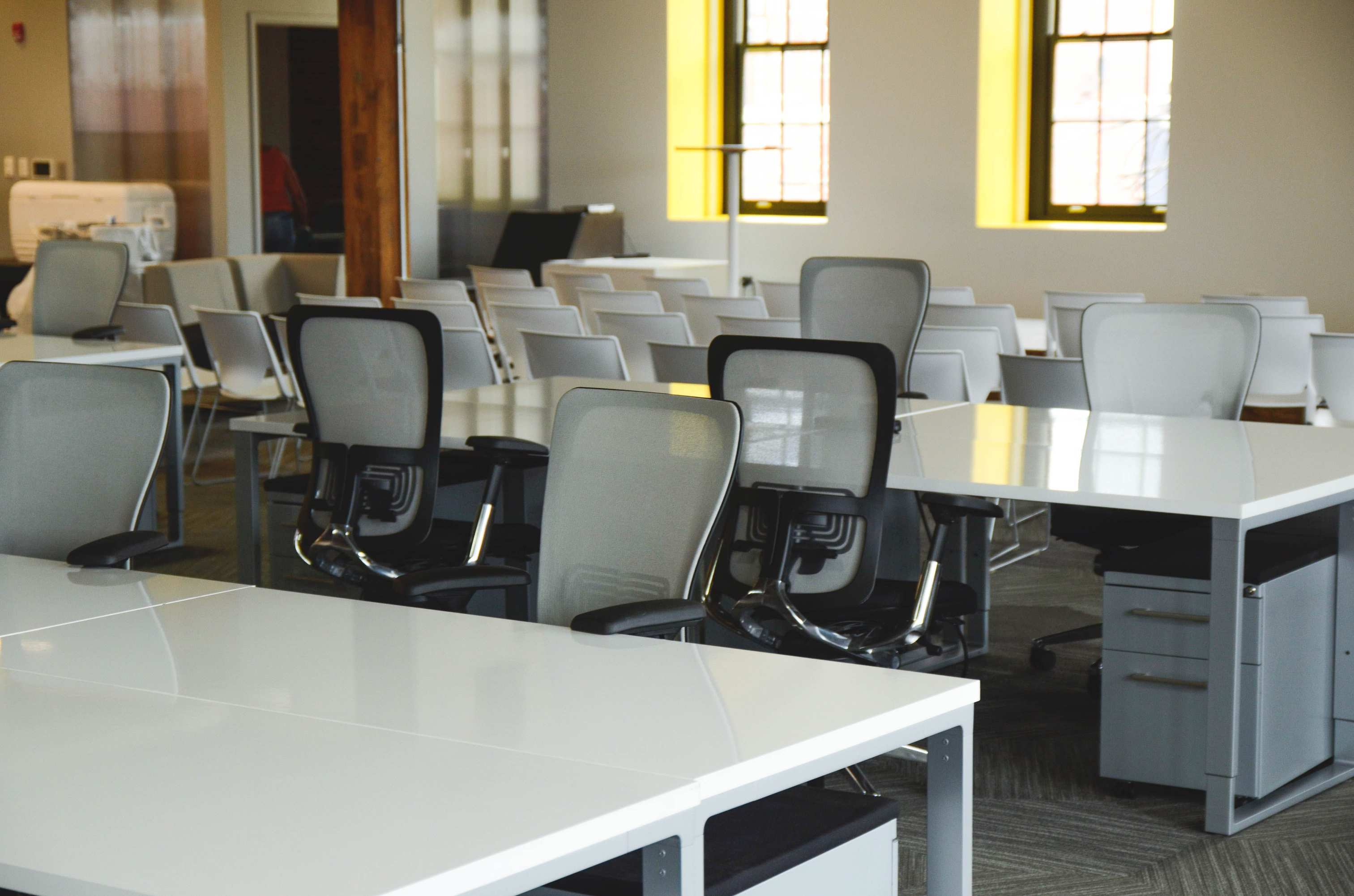 Heller Arbeitsplatz mit Schreibtisch und natürlichem Tageslicht